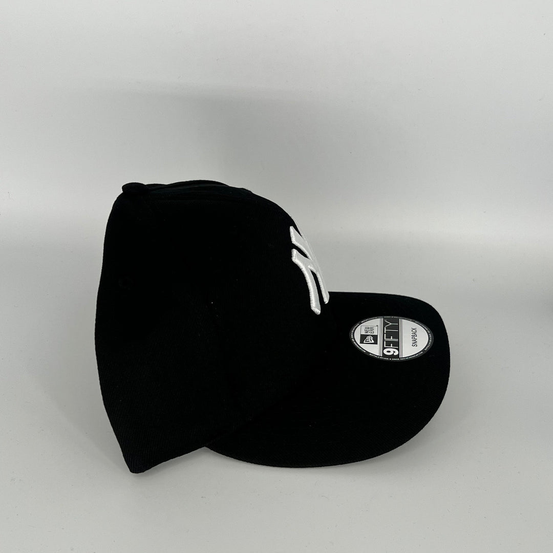 Black New York Yankees With Red Love Symbol New Era MLB 9Fifty Snapback Hat