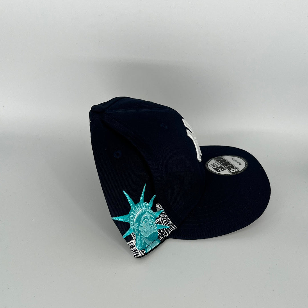 Black New York Yankees Statue of Liberty Side Patch New Era MLB 9Fifty Snapback Hat
