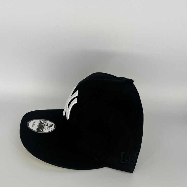 Black New York Yankees NY Overlap New Era MLB 9Fifty Snapback Hat