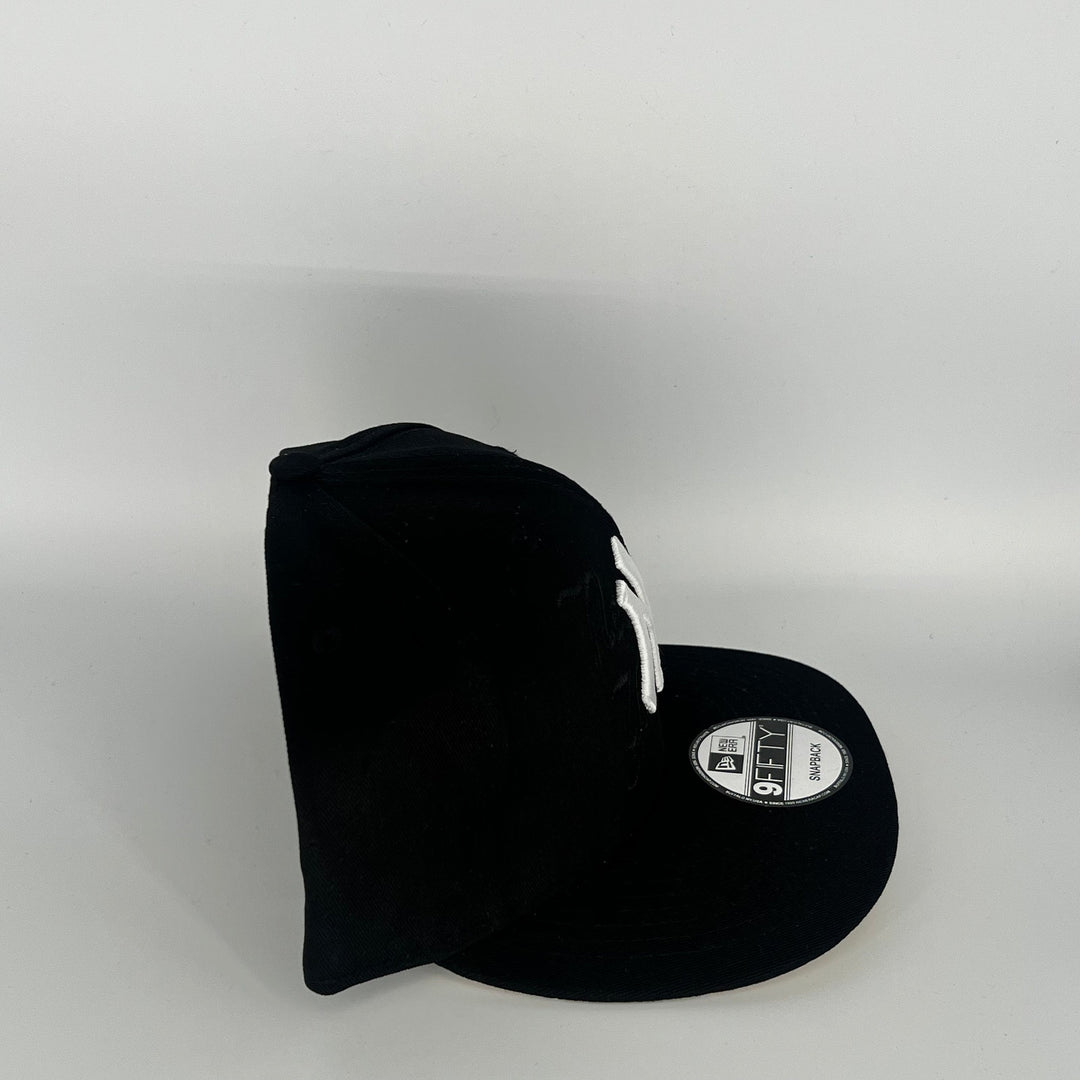 Black New York Yankees NY Overlap New Era MLB 9Fifty Snapback Hat